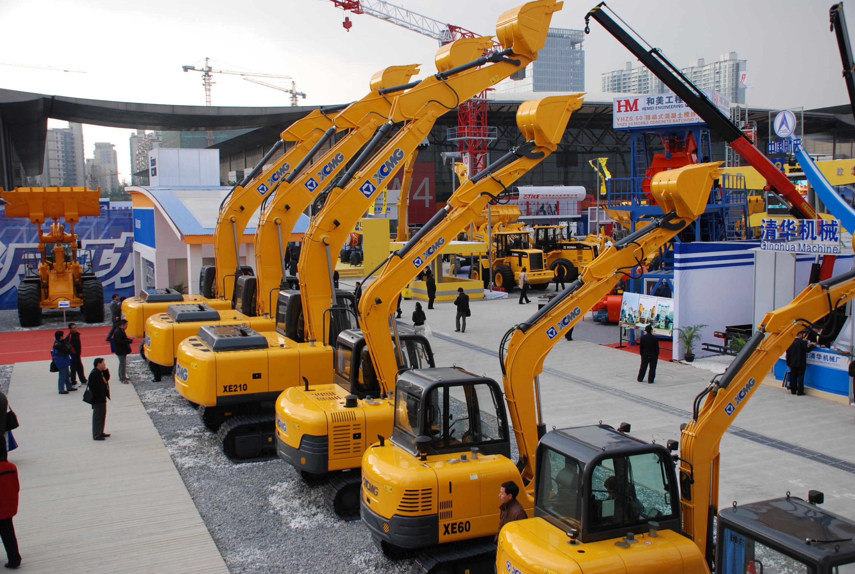 徐工與凱雷投資集團(tuán)發(fā)表聯(lián)合聲明終止合作，獨(dú)立進(jìn)行重組；是年，徐工與卡特彼勒終止合作，獨(dú)資成立徐州徐工挖掘機(jī)械有限公司