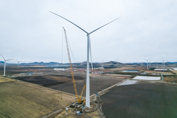 高空之巔，再鑄榮光！XLC18000M助力大型風電場首臺185米風機成功吊裝