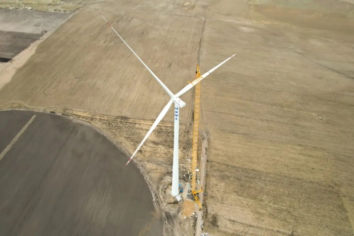 高空之巔，再鑄榮光！XLC18000M助力大型風電場首臺185米風機成功吊裝