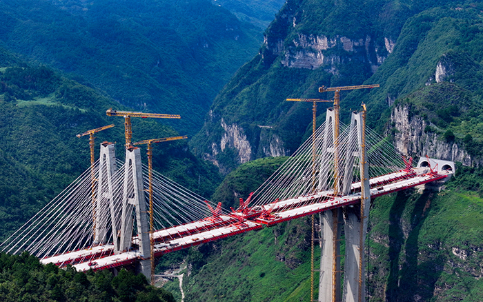 天塹變通途 徐工群塔鑄就“云端橋塔