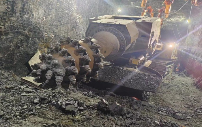 掘進磷礦！徐工XTR7/360掘進機點磷成金