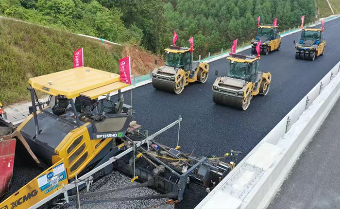 廣西首現(xiàn)無(wú)人化攤鋪！蒼容高速智慧施工引關(guān)注